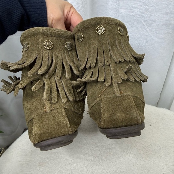 Minnetonka Women’s Soft Suede Double Fringe Side Zip Boot Olive Green Sz 9 - Picture 6 of 12